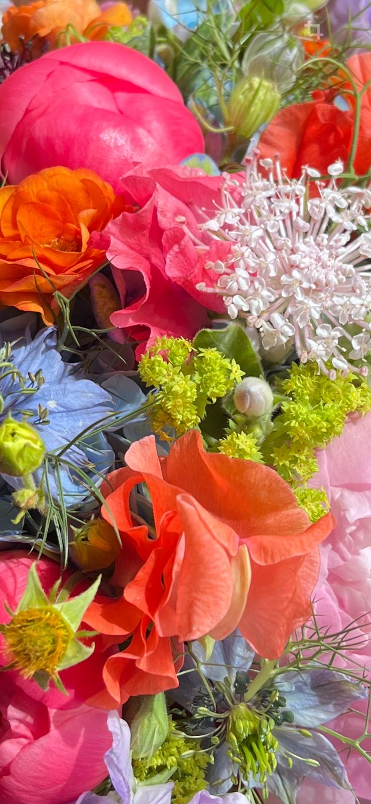 Håndbundet buket fra Fiol Blomster